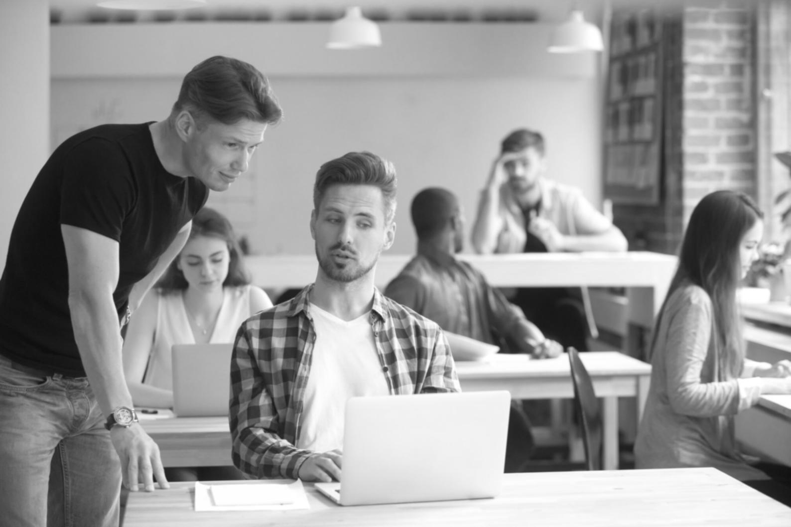 Analist financiar lucrând la crearea unui model complex de evaluare